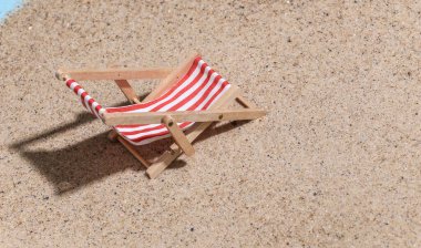 Yaz plajı seyahati konsepti. Güneşli bir günde kumsalda mini plaj sandalyesi.