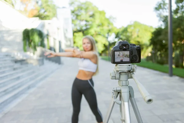 Koncepcja Blogowania Fitness Sportu Wideo Kobiecy Bloger Sportowy Kamerą Statywie — Zdjęcie stockowe