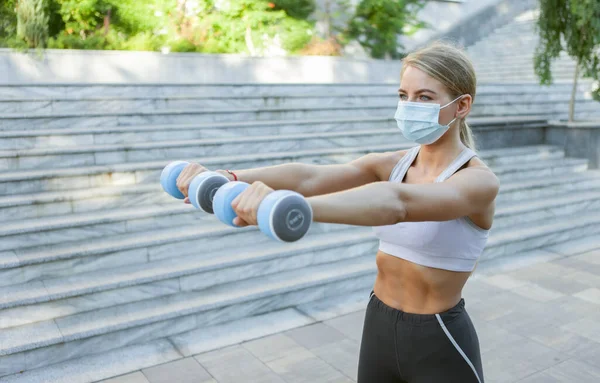 Sportkvinna Sportkläder Och Medicinsk Skyddande Ansiktsmask Övningar Med Hantlar Utomhus — Stockfoto