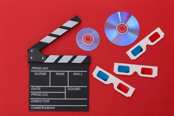 Film Clapper Board Glasses Red Background Киноиндустрия Развлечения Вид Сверху — стоковое фото