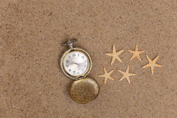 Montre Poche Dorée Perdue Sur Sable Avec Étoile Mer Vue — Photo