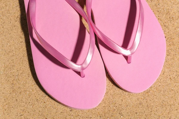 Sommerurlaub Strand Flip Flops Auf Sand Bei Strahlendem Sonnenschein Ansicht — Stockfoto