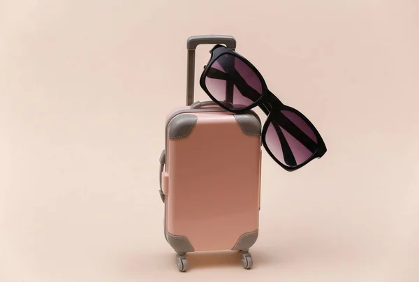 Voyage Concept Voyage Mini Valise Voyage Plastique Avec Lunettes Soleil — Photo