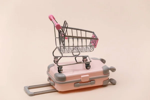 Viaggio Shopping Concept Mini Valigia Viaggio Plastica Carrello Del Supermercato — Foto Stock
