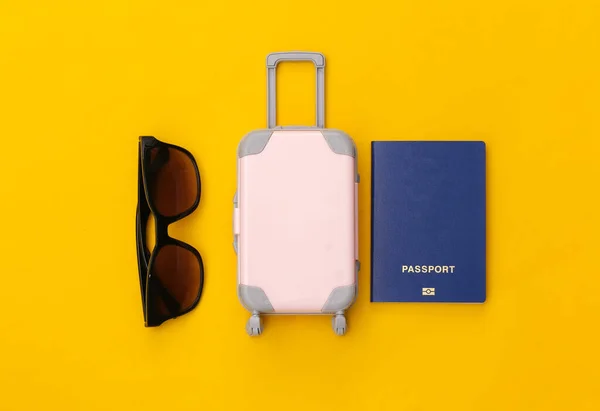 Voyage Plat Mini Valise Voyage Plastique Lunettes Soleil Passeport Sur — Photo