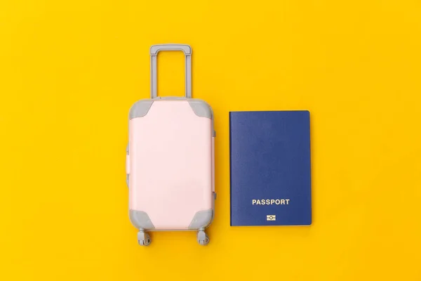 Een Lekke Band Mini Plastic Reiskoffer Paspoort Gele Achtergrond Minimale — Stockfoto