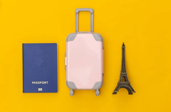 Подорожував Парижу Міні Поліетиленова Валіза Статуетка Ейфелевої Вежі Паспорт Жовтому — стокове фото