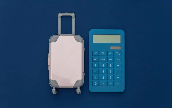 Cestovní Výdaje Mini Plastový Cestovní Kufr Kalkulačkou Klasickém Modrém Pozadí — Stock fotografie