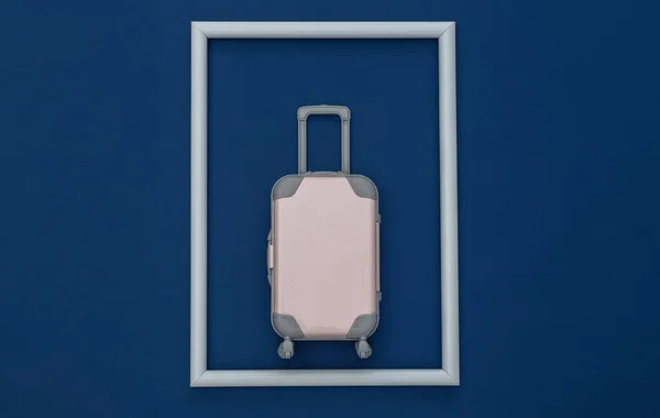 Cestovní Koncept Mini Plastový Cestovní Kufr Klasickém Modrém Pozadí Bílým — Stock fotografie
