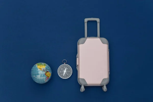 Voyage Plat Mini Valise Voyage Plastique Globe Boussole Sur Fond — Photo