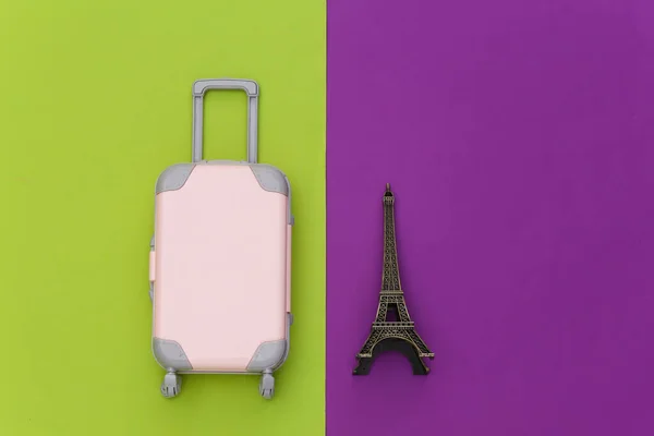 Cestoval Paříže Mini Plastový Cestovní Kufr Soška Eiffelovy Věže Zeleném — Stock fotografie