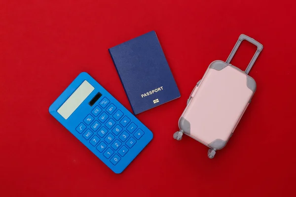 Έξοδα Ταξιδιού Μίνι Πλαστική Βαλίτσα Ταξιδιού Αριθμομηχανή Διαβατήριο Κόκκινο Φόντο — Φωτογραφία Αρχείου