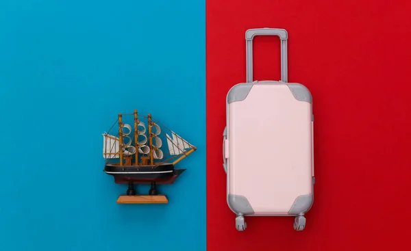 Концепція Подорожей Міні Пластикова Валіза Подорожей Корабель Червоному Синьому Фоні — стокове фото