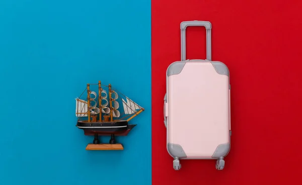 Reisconcept Mini Plastic Reiskoffer Schip Rood Blauwe Achtergrond Minimale Stijl — Stockfoto