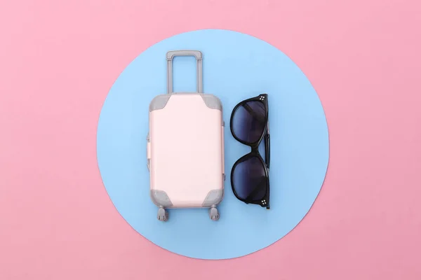 Ελάχιστος Αριθμός Ταξιδιών Μίνι Πλαστική Βαλίτσα Ταξιδιού Γυαλιά Ηλίου Ροζ — Φωτογραφία Αρχείου