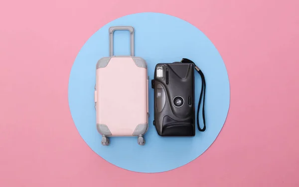 Reisminimalisme Mini Plastic Reiskoffer Camera Roze Achtergrond Met Blauwe Cirkel — Stockfoto