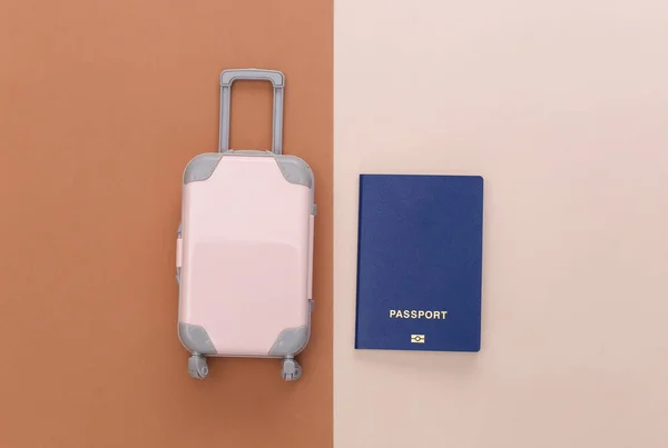 Minimalisme Perjalanan Koper Perjalanan Plastik Mini Dan Paspor Dengan Latar — Stok Foto