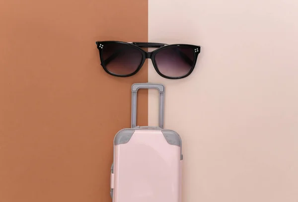 Ταξίδι Ταξίδι Έννοια Ροζ Πλαστικό Ταξιδιωτικό Παιχνίδι Βαλίτσα Και Γυαλιά — Φωτογραφία Αρχείου