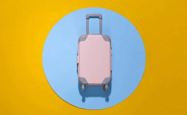 Cestovní Minimalismus Mini Plastový Cestovní Kufr Žluté Modré Pozadí Hlubokým — Stock fotografie