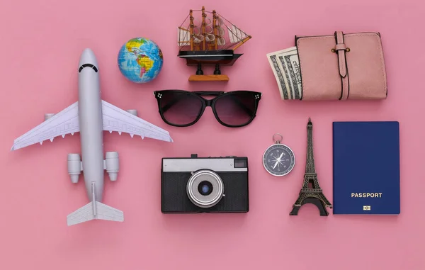 Een Lekke Band Reizen Accessoires Roze Pastel Achtergrond Minimale Stijl — Stockfoto