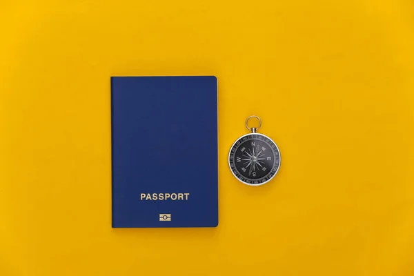 Bussola Passaporto Sfondo Giallo Vista Dall Alto Minimalismo Concetto Viaggio — Foto Stock