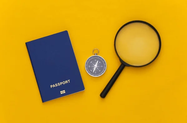 Viajes Minimalistas Aventuras Planas Brújula Lupa Pasaporte Sobre Fondo Amarillo — Foto de Stock