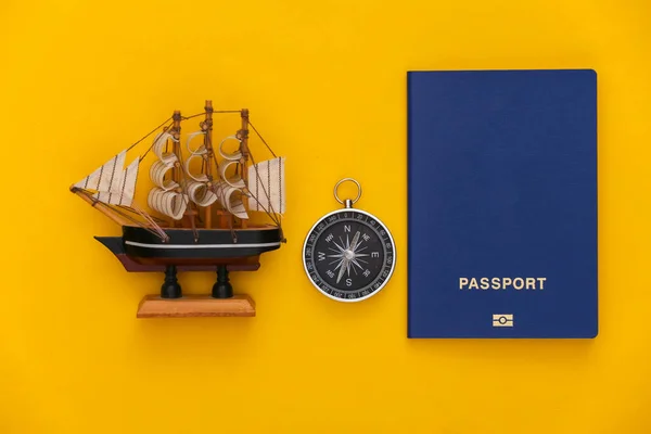 Viajes Minimalistas Aventuras Planas Brújula Barco Pasaporte Sobre Fondo Amarillo — Foto de Stock