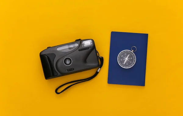 Kompas Paszport Kamera Żółtym Tle Widok Góry Koncepcja Podróży Minimalizmem — Zdjęcie stockowe