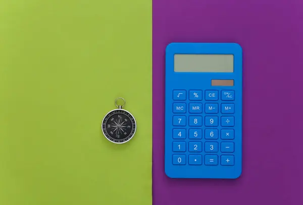 紫色绿色背景上的计算器和罗盘 商业概念 顶部视图 — 图库照片