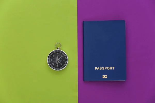 Brújula Pasaporte Sobre Fondo Verde Púrpura Vista Superior Concepto Viaje — Foto de Stock