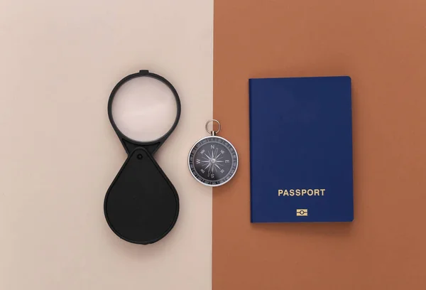 Minimalizm Podróży Przygoda Płaski Leżał Kompas Lupa Paszport Brązowym Beżowym — Zdjęcie stockowe
