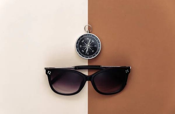 Minimalismus Reise Flach Lag Kompass Und Sonnenbrille Auf Beige Braunem — Stockfoto