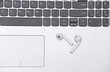Laptop klavyesindeki kablosuz kulaklıklar kapatın.