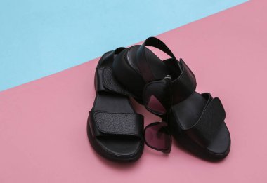 Mavi pembe arka planda deri sandaletler..