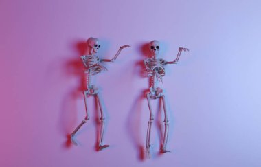 Pembe renkli neon ışıklı korkunç iskeletler.