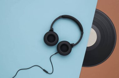 Kahverengi mavi arka planda retrovinil plak ve stereo kulaklık. Üst Manzara. Düz yatıyordu