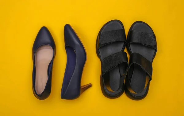 Leren Damesschoenen Met Hakken Sandalen Een Gele Achtergrond Bovenaanzicht — Stockfoto