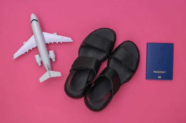 Planificación Viajes Sandalias Accesorios Viaje Sobre Fondo Rosa Vista Superior — Foto de Stock