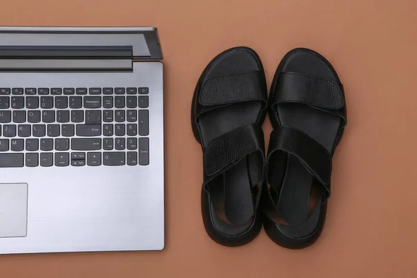 Laptop Sandały Brązowym Tle Widok Góry — Zdjęcie stockowe