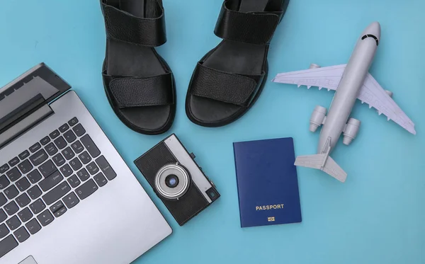 Laptop Och Resetillbehör Blå Bakgrund Högst Upp Platt Äggläggning — Stockfoto