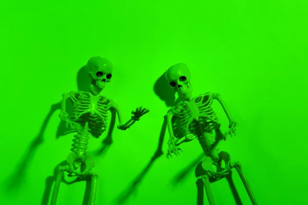 Страшные Скелеты Зеленом Неоновом Свете — стоковое фото