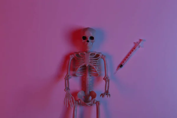 Neon Eğimli Kırmızı Mavi Işıkta Bir Şırıngayla Iskelet Uyuşturucu Bağımlılığı — Stok fotoğraf