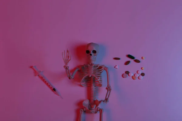 Esqueleto Com Seringa Comprimidos Declive Néon Vermelho Azul Claro Toxicodependência — Fotografia de Stock