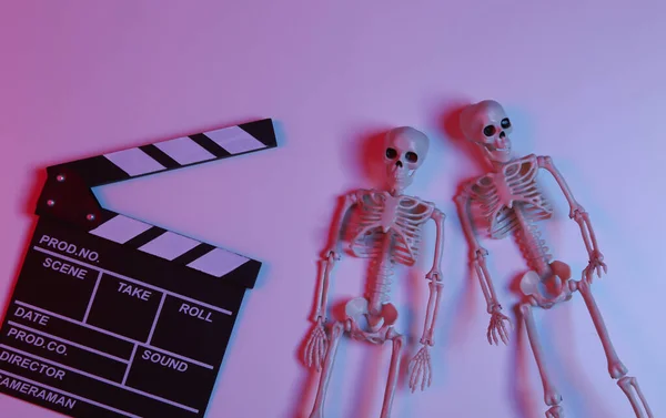 Film Clapperboard Avec Squelettes Dégradé Néon Lumière Rouge Bleu Halloween — Photo