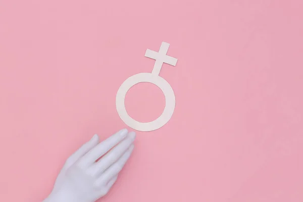 Χέρι Της Μανεκέν Αγγίζει Θηλυκό Σύμβολο Του Φύλου Ροζ Φόντο — Φωτογραφία Αρχείου