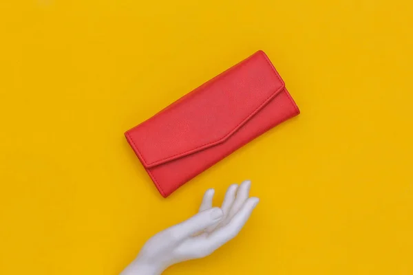 Mano Blanca Del Maniquí Toca Cartera Cuero Sobre Fondo Amarillo — Foto de Stock