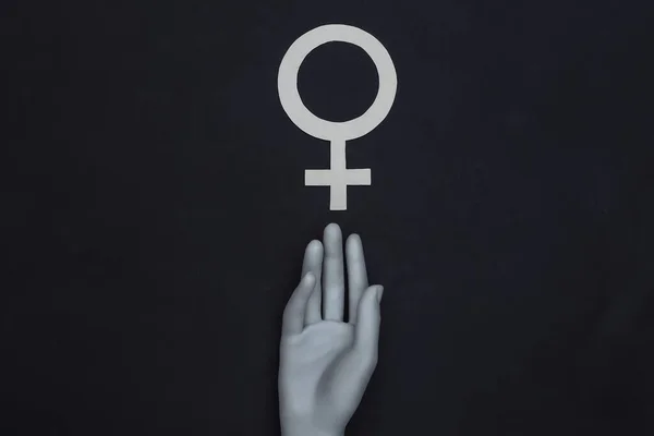 Hand Van Etalagepop Raakt Het Vrouwelijke Gendersymbool Een Zwarte Achtergrond — Stockfoto