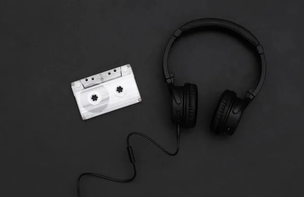 Retro Ses Kaseti Siyah Arka Planda Kulaklık Üst Görünüm — Stok fotoğraf
