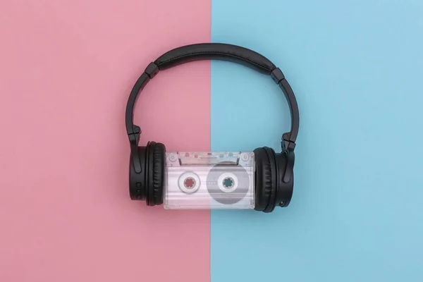 Stereo Hoofdtelefoon Met Retro Audio Cassette Roze Blauwe Achtergrond Bovenaanzicht — Stockfoto
