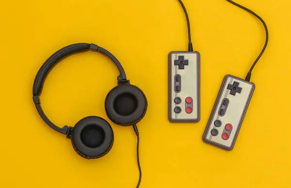 Retro Joystickok Fejhallgatók Sárga Háttérrel Játék Felülnézet — Stock Fotó